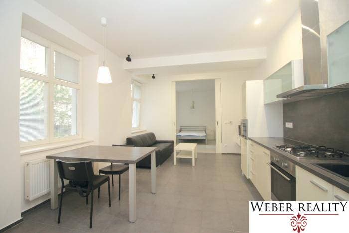 989328_e3a7af150d98daa77214912b21dfe1e0